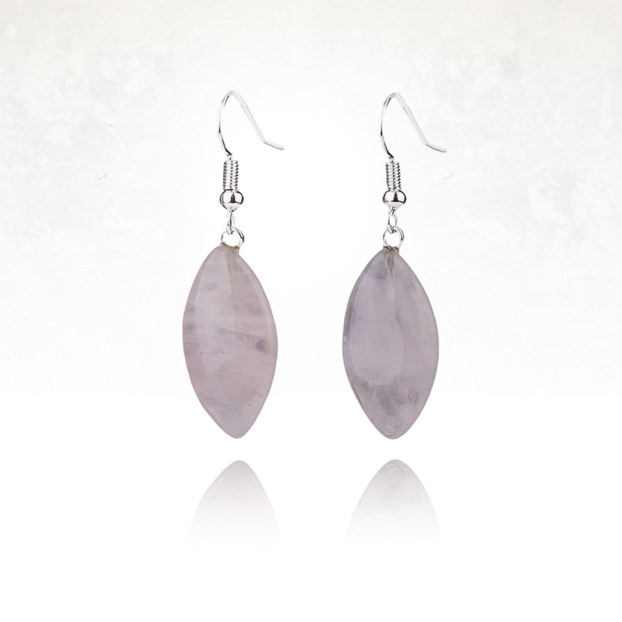 Boucles pendantes avec pierres naturelles de couleur rose montées sur crochets métalliques argentés.
