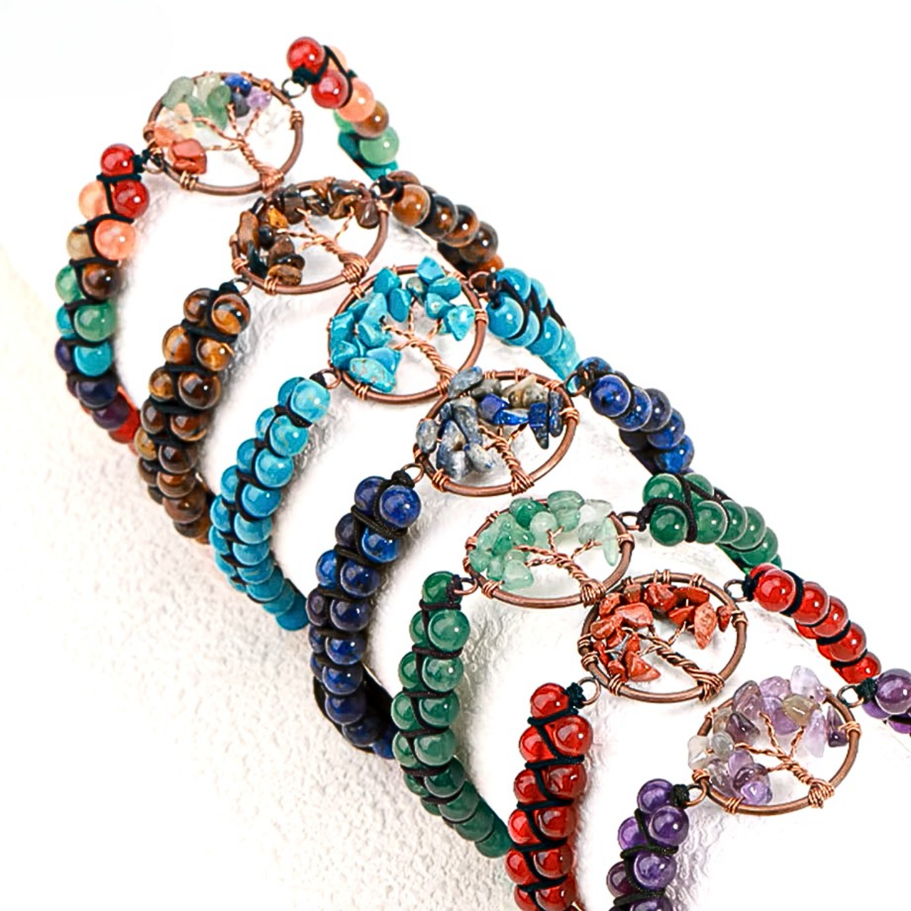Accessoire bien-ĂȘtre MONKA avec perles naturelles et mĂ©daillon arbre de vie artisanal.