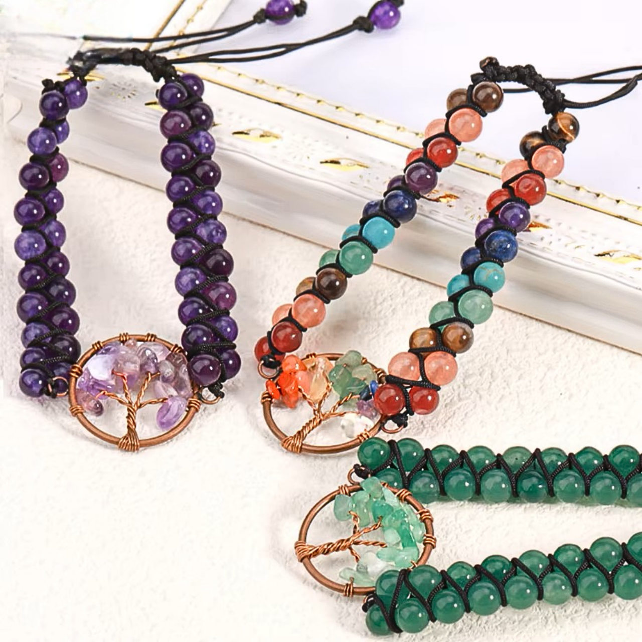 Bracelet de guérison MONKA en pierres associées aux chakras et arbre de vie protecteur.