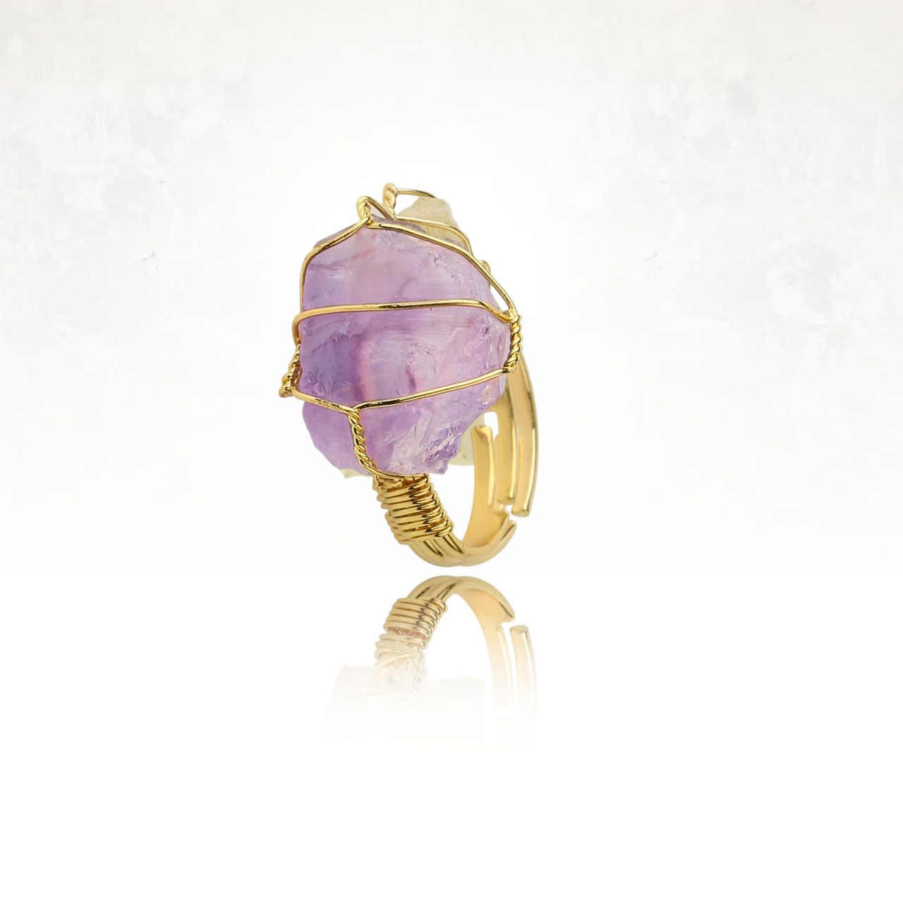 Design original pour cette bague en améthyste naturelle et métal doré