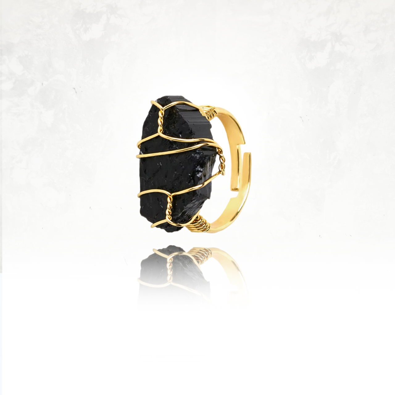 Bague en pierre brute obsidienne, sublimée par un sertissage doré