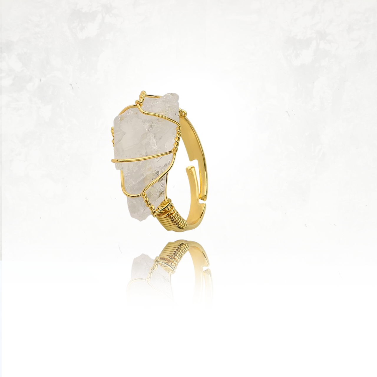 Bague de protection en pierre quartz clair entourée de fils dorés