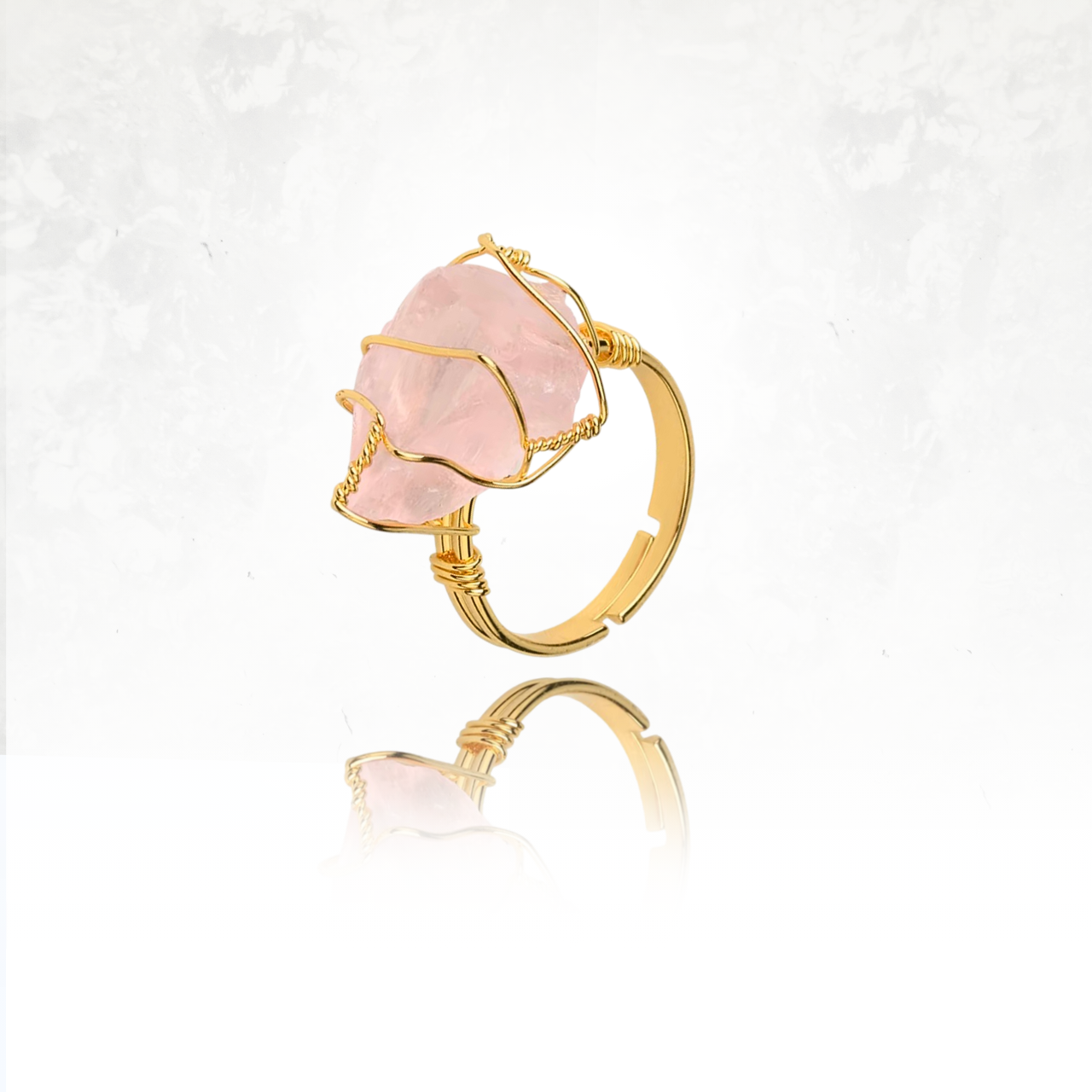 Accessoire mystique : bague en pierre natruelle rose et fils métalliques dorés