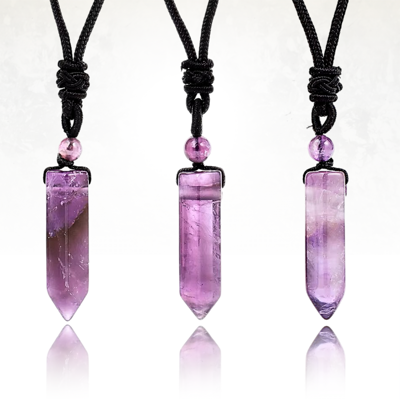 Collier lithothérapie avec pierre naturelle violette et cordon réglable pour un ajustement parfait.