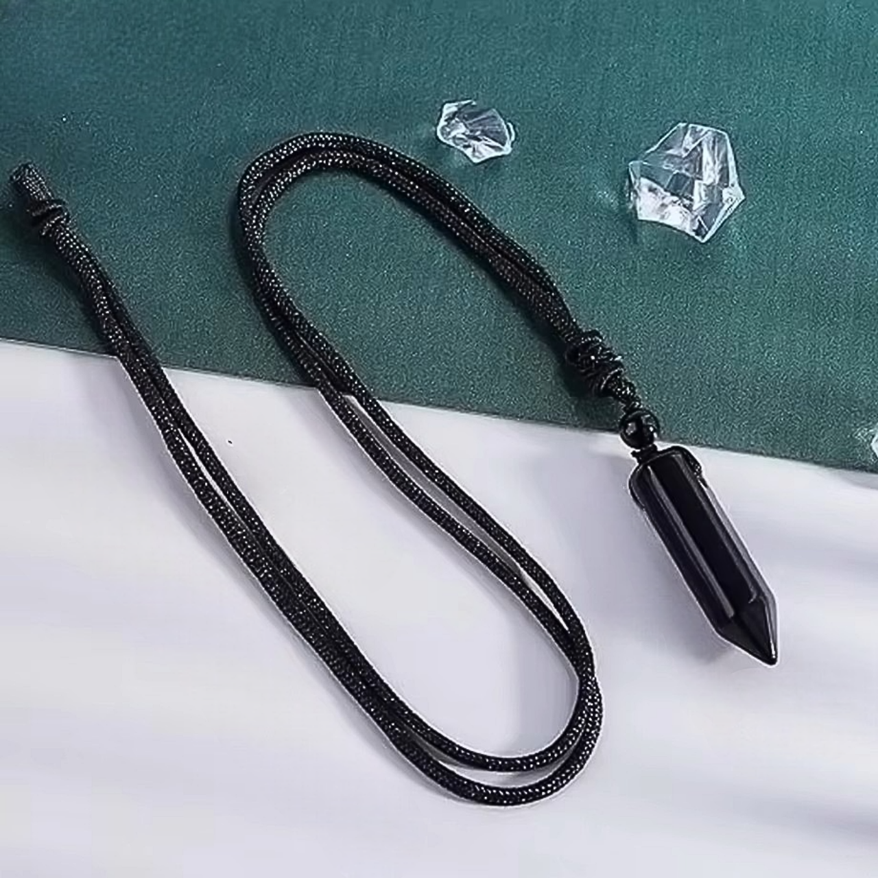 Collier en obsidienne avec pierre taillée en pointe et perle assortie.