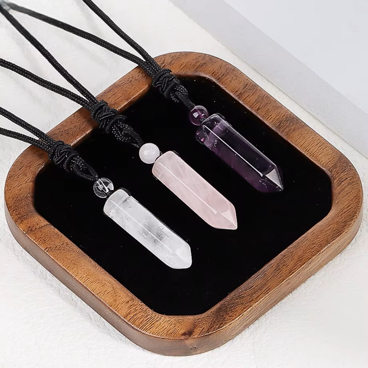 Bijou spirituel en cristal naturel avec design minimaliste et raffiné.
