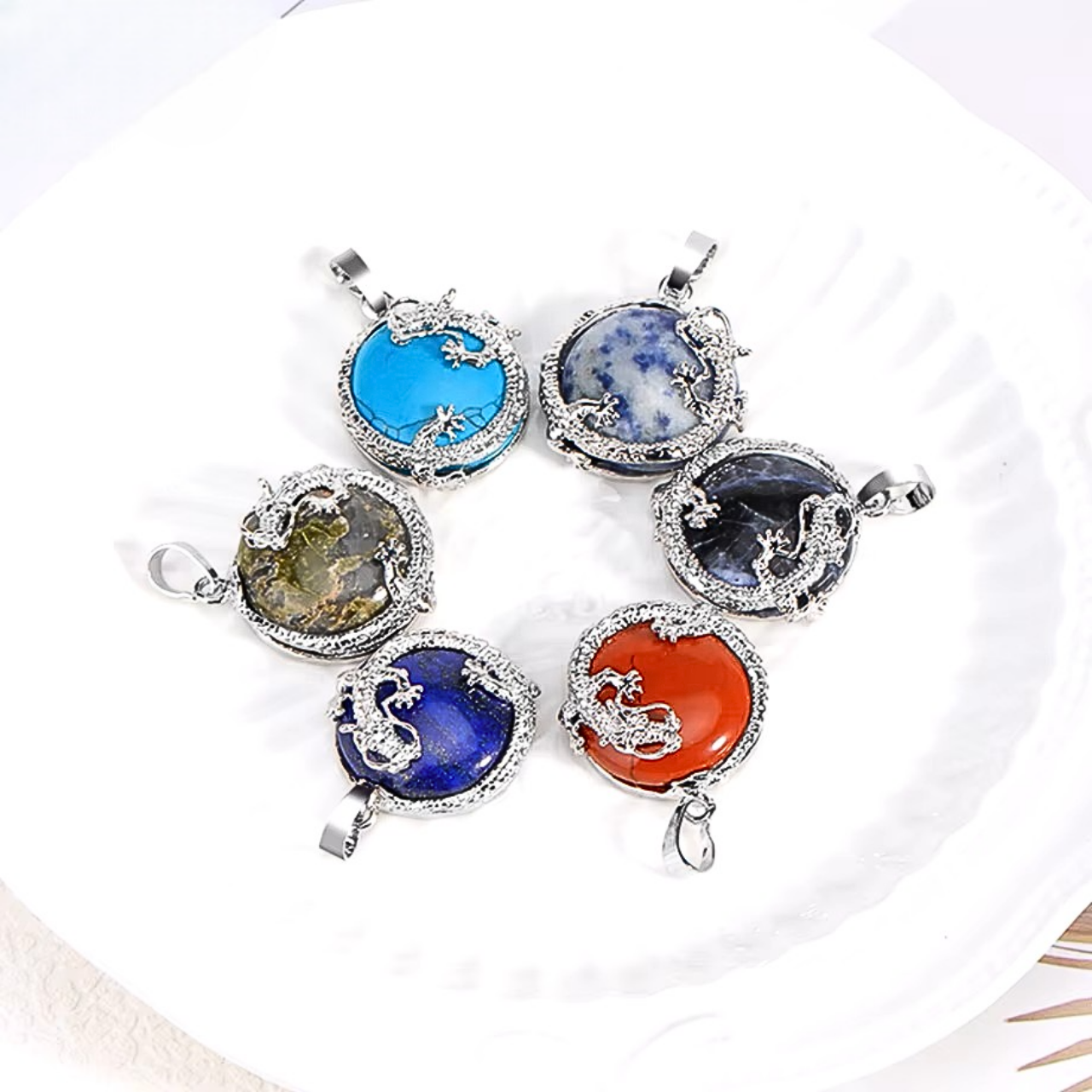 Pendentif rond en pierre naturelle avec dragon argenté en relief