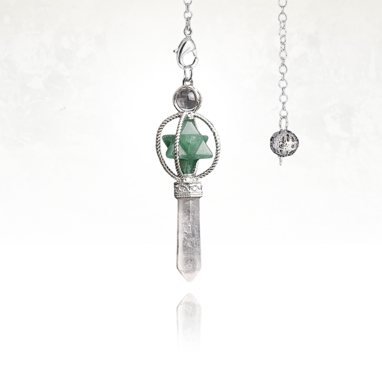 Pendule énergétique SINYA en métal argenté avec Merkaba en pierre verte et pendule en quartz clair.