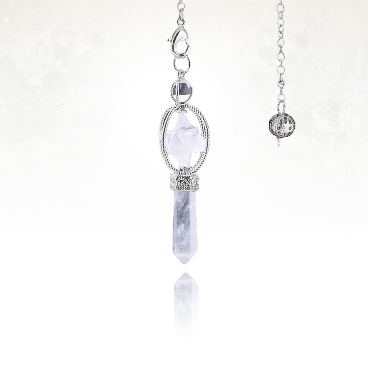 Pendule SINYA artisanal, featuring Merkaba en quartz clair dans un cadre argenté et pointe en quartz clair.