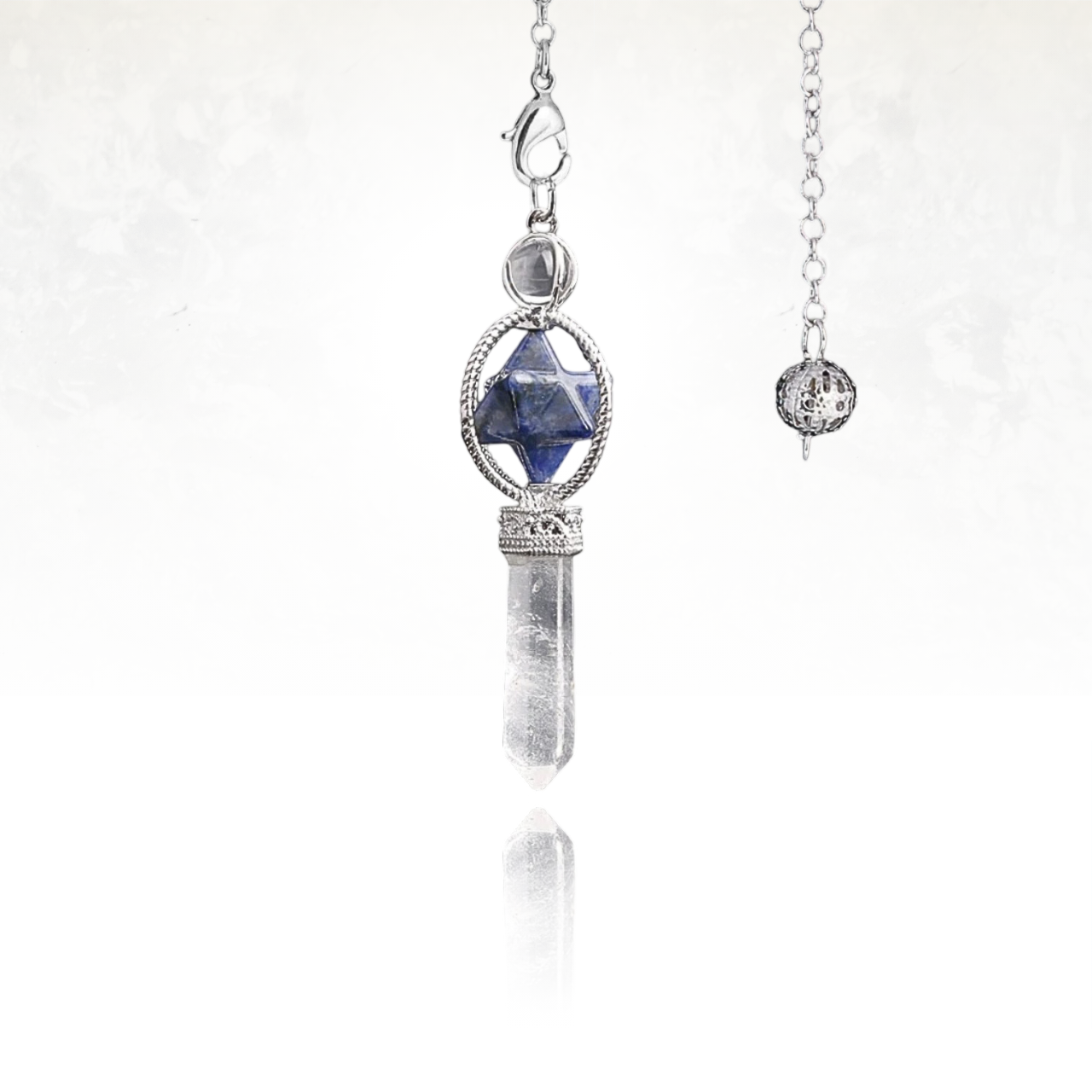 Élégant pendule SINYA, combinant une Merkaba sacrée taillée en pierre naturelle de sodalite et un cristal de quartz clair.