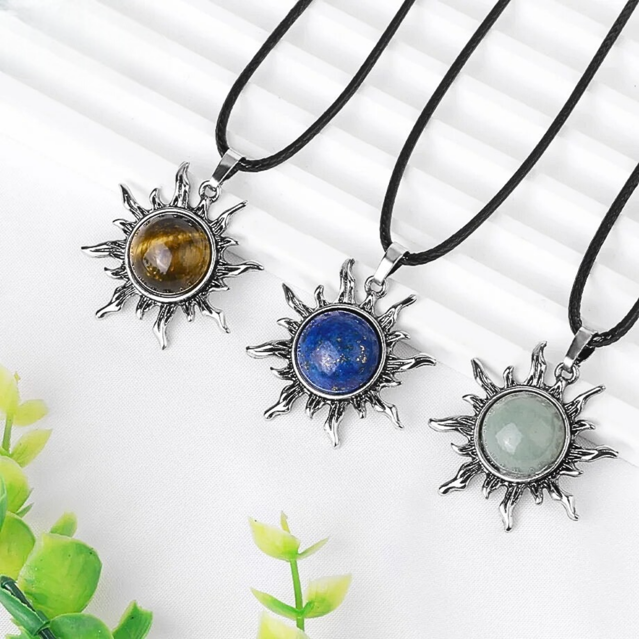 Collier "SUN" avec pendentif en forme de soleil, une pièce intemporelle pour sublimer votre style.