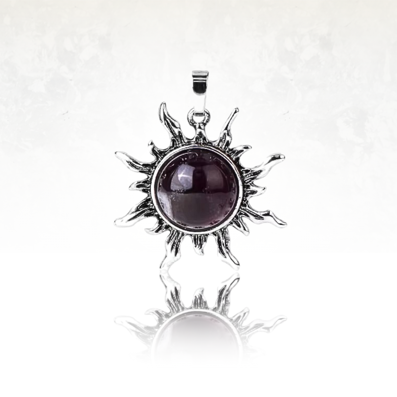 Collier élégant avec pendentif en forme de soleil radieux, parfait pour les amateurs de bijoux en argent