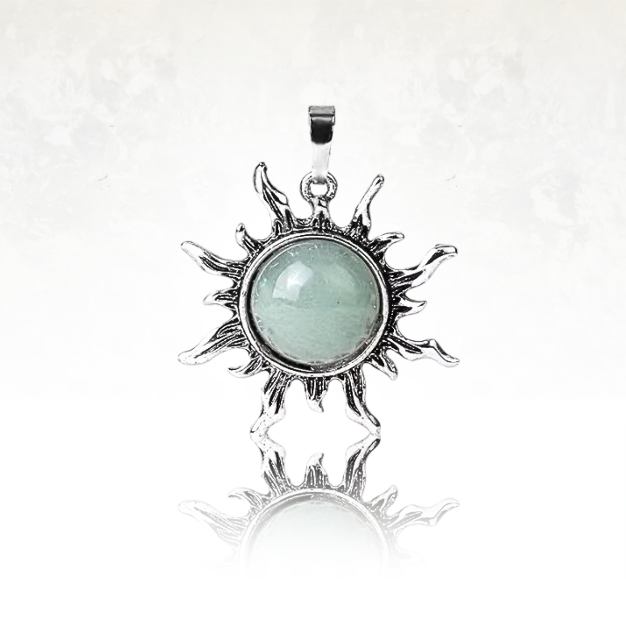 Bijou solaire avec pendentif en forme de soleil, représentant la vitalité et l'énergie avec quartz clair