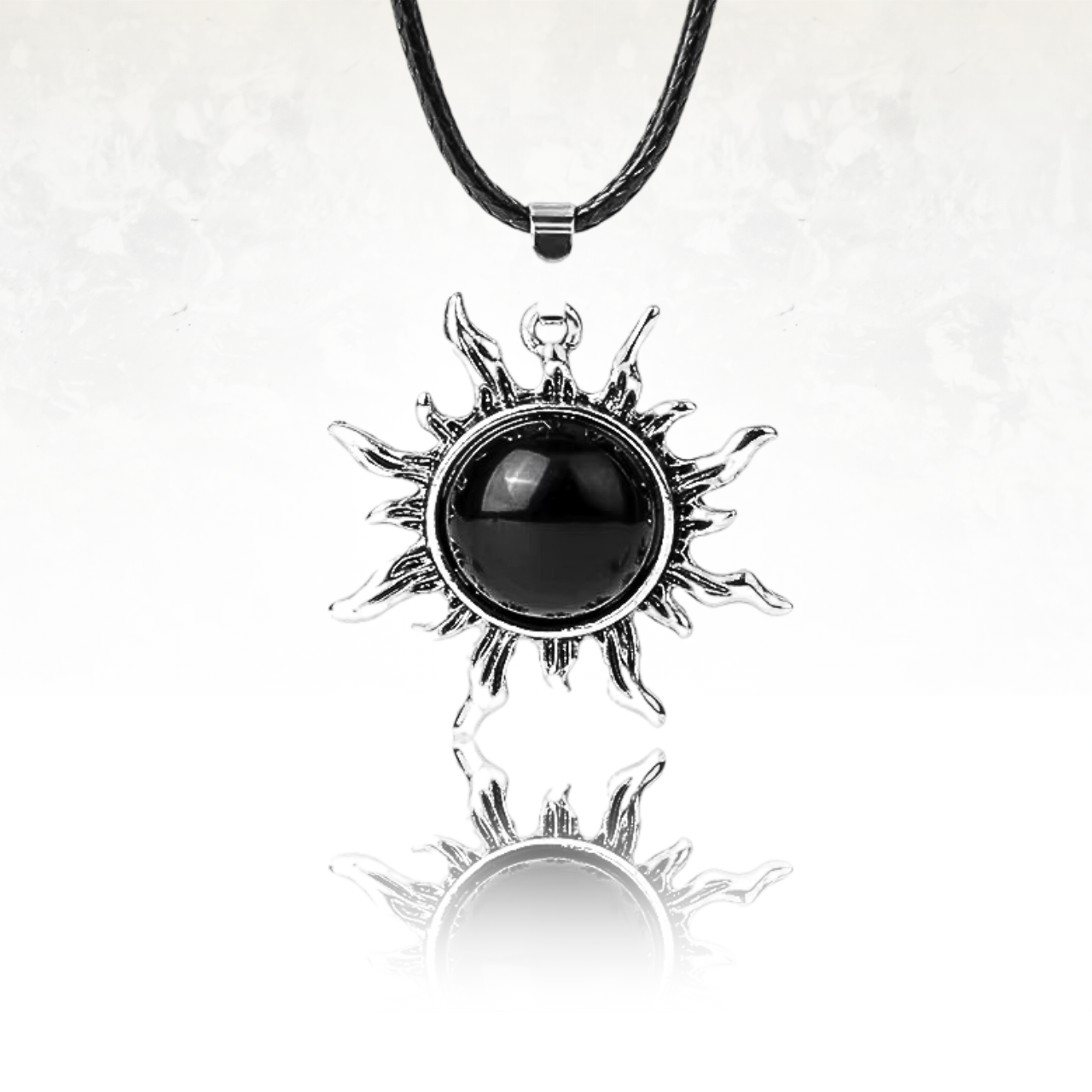 Pendentif en forme de soleil lumineux sur un collier délicat, parfait pour un style estival en onyx