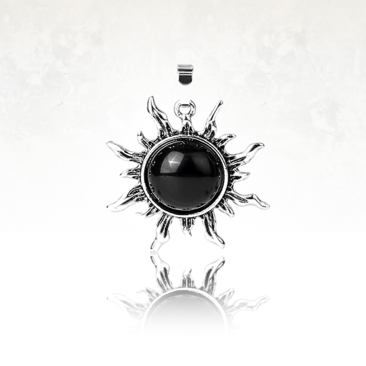 Collier "SUN" lumineux avec pendentif doré, un bijou symbolisant la joie et l'optimisme.