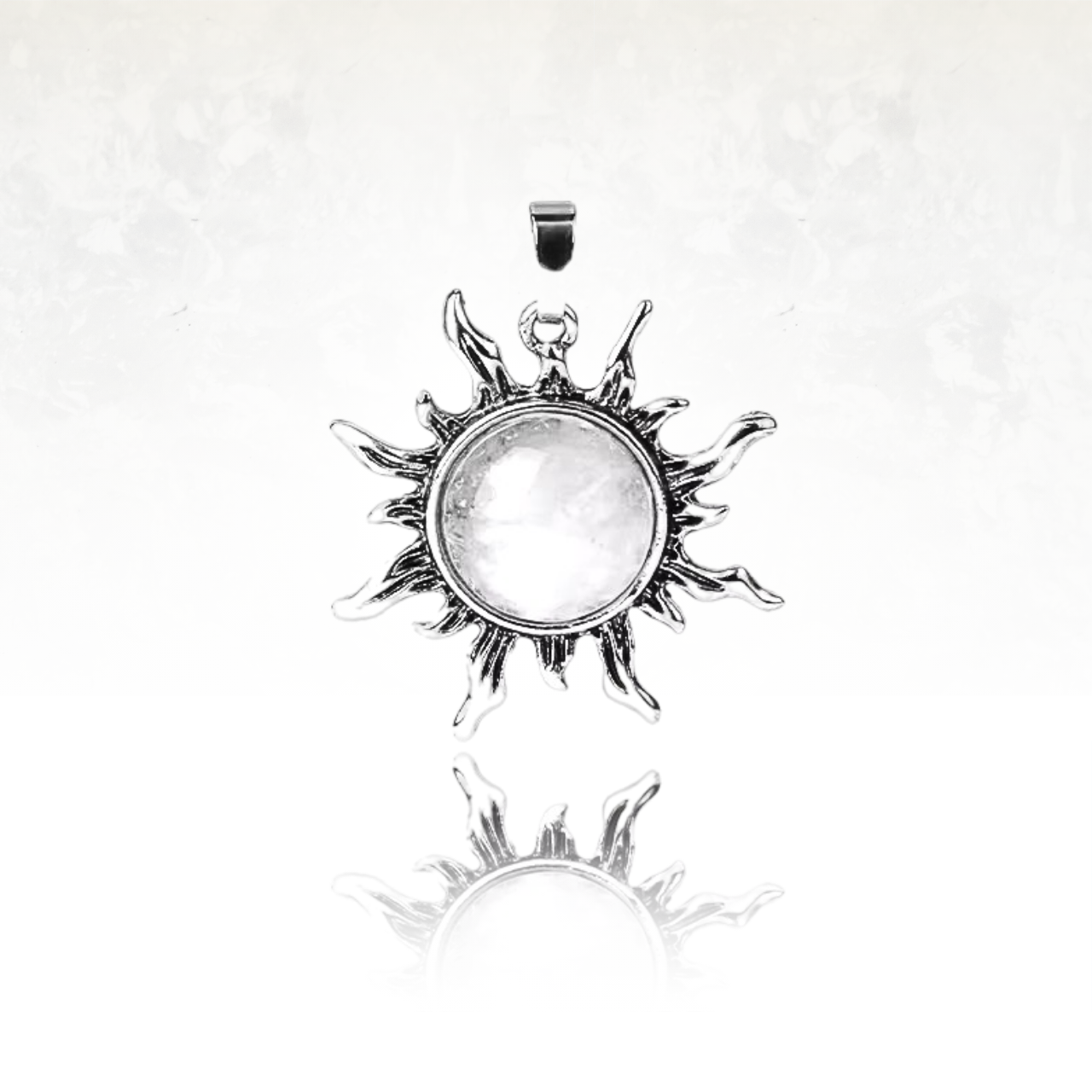Collier élégant avec un pendentif en forme de soleil, parfait pour un look lumineux.