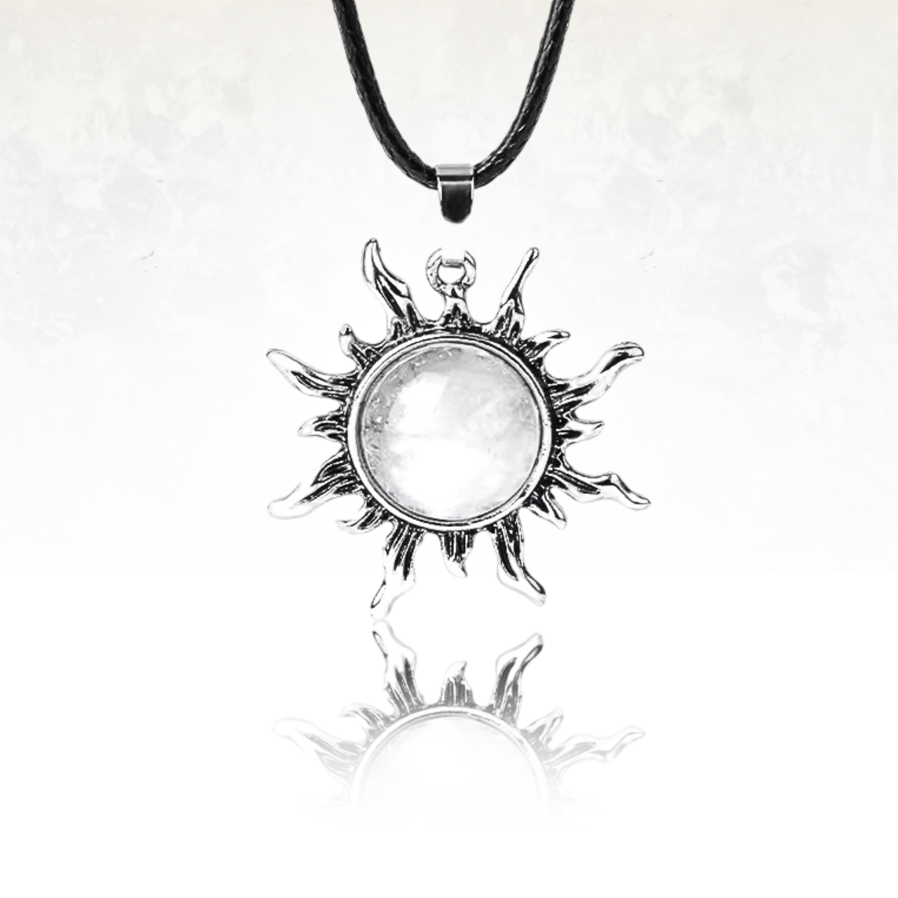Collier minimaliste avec un pendentif en forme de soleil en quartz clair, apportant lumière et harmonie à votre tenue.