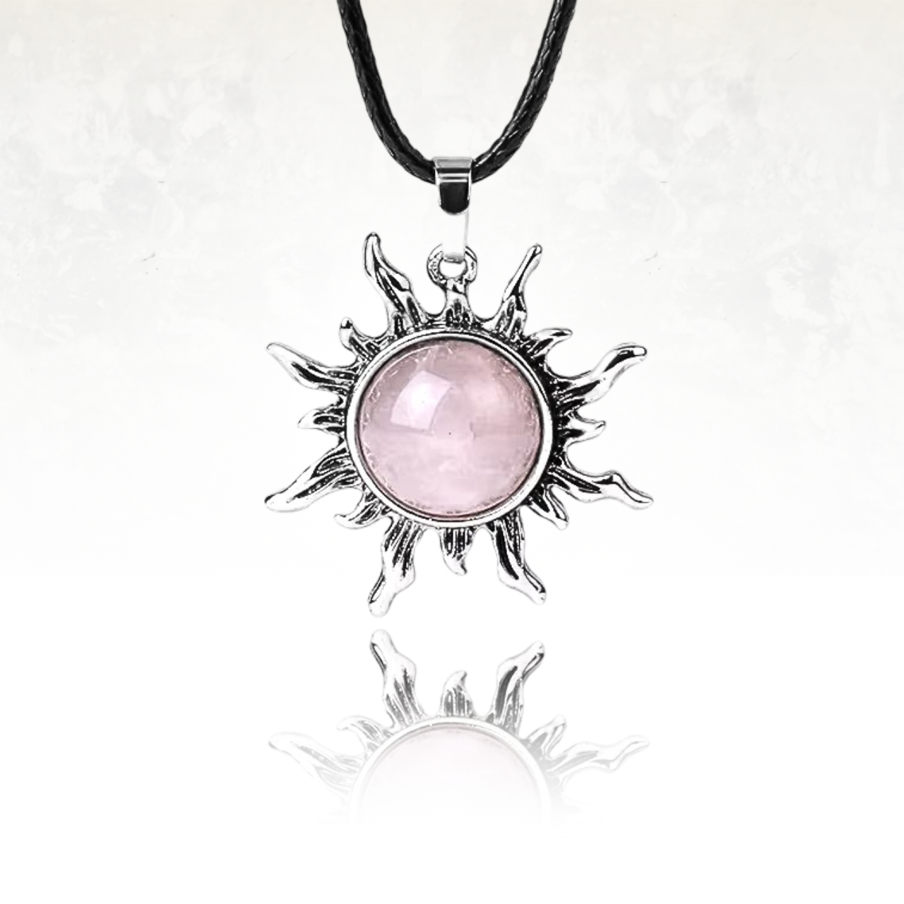 Collier "SUN" avec pendentif doré représentant un soleil éclatant.