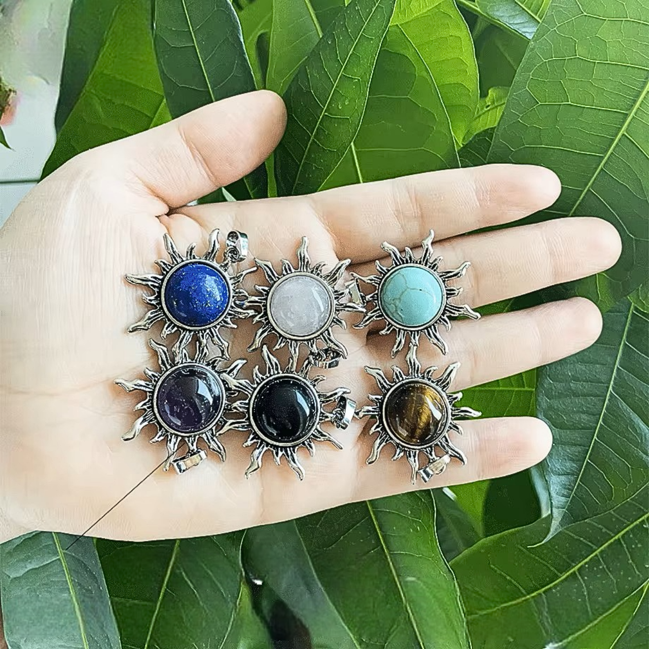 Bijou raffiné "SUN" mettant en valeur un pendentif solaire en métal brillant.