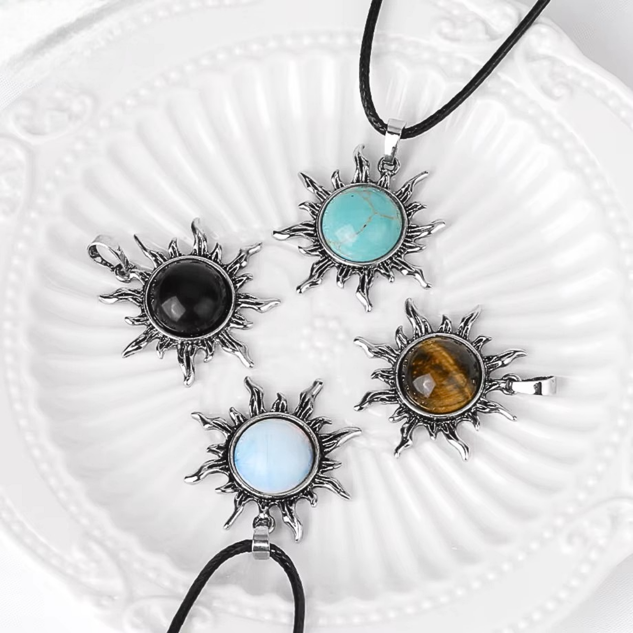Collier "SUN" orné d'un pendentif en forme de soleil, symbole de chaleur et de lumière.