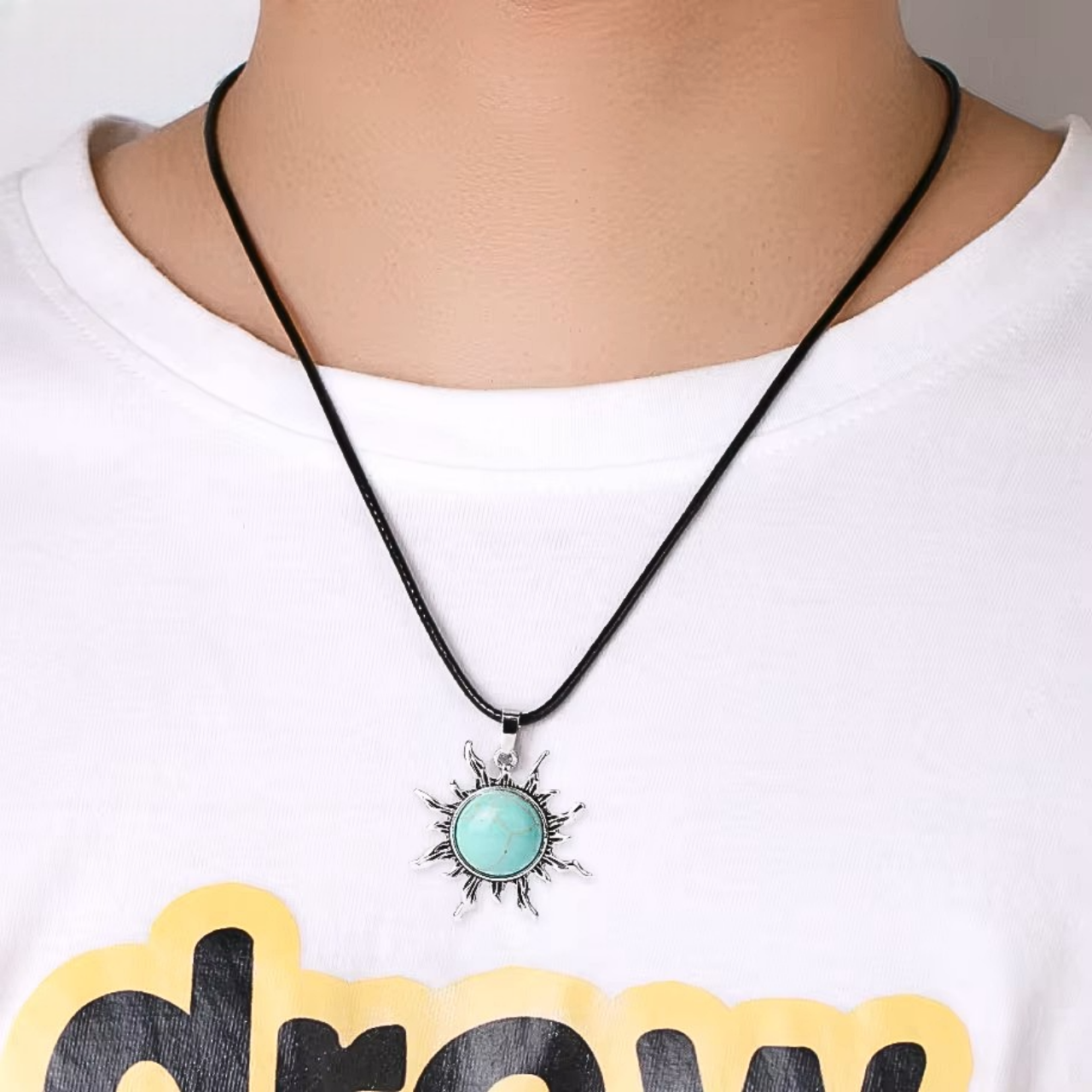 Collier avec un pendentif inspiré du soleil, ajoutant une touche éclatante à toute tenue.