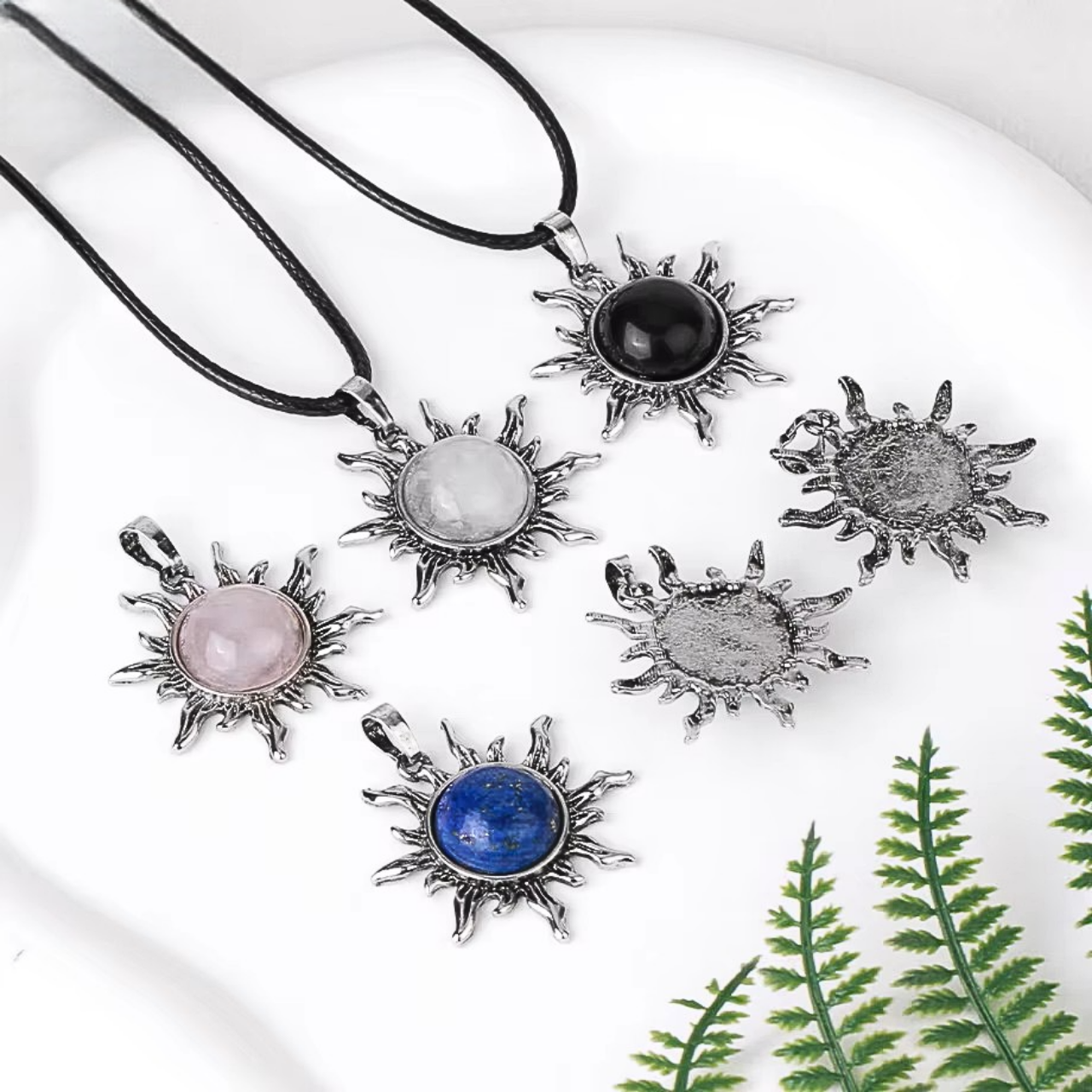 Pendentif solaire en cuivre sur un collier délicat, représentant le symbole du soleil.