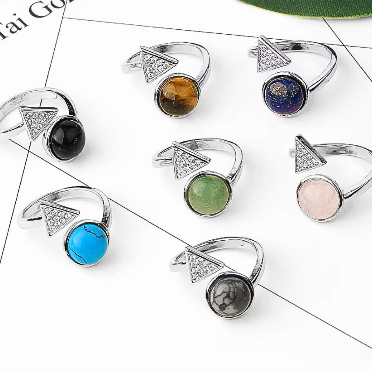 Bague design ULLUL avec pierre naturelle cabochon et triangle scintillant.