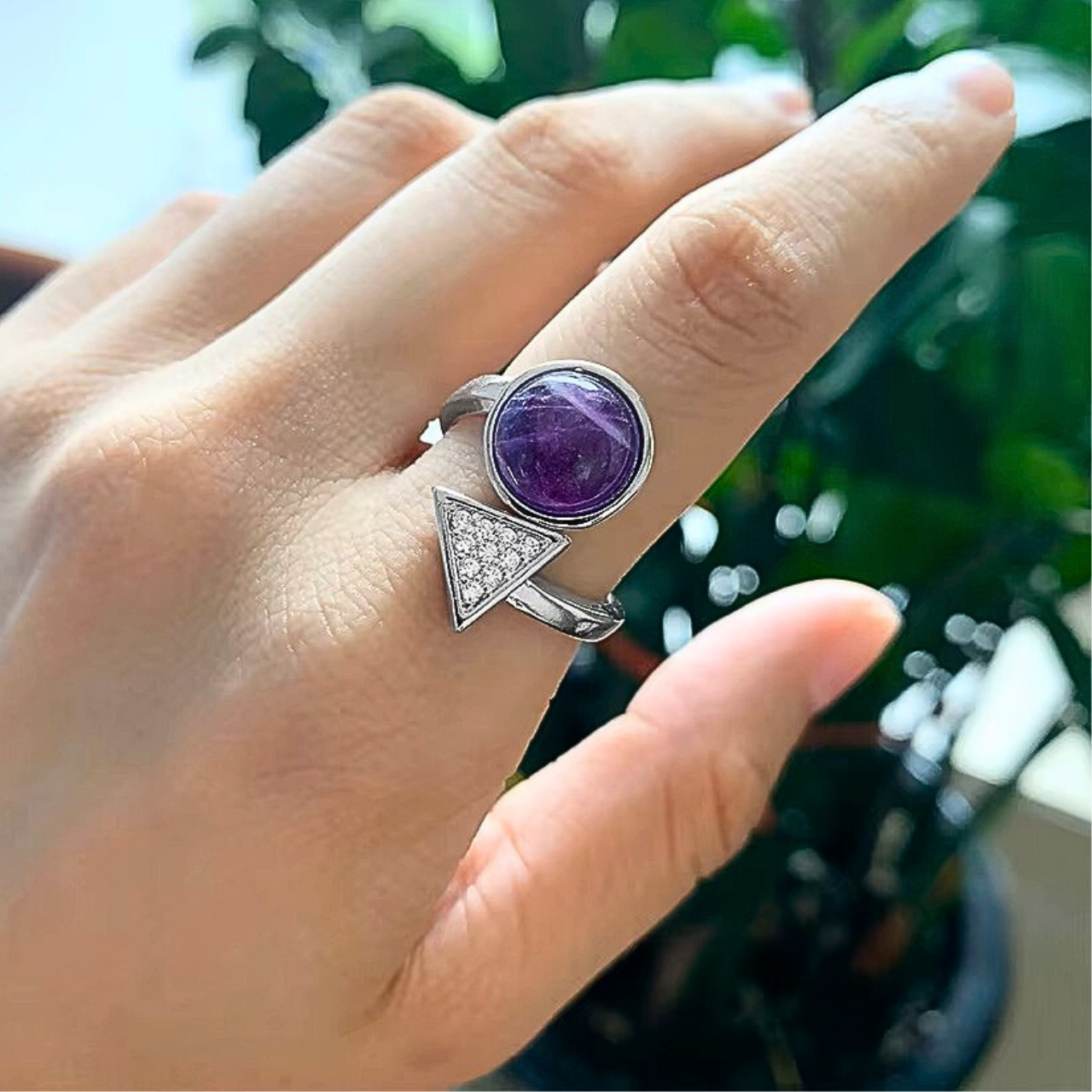 ULLUL, anneau symbolique en métal argenté avec gemme ronde d'amethyste et triangle lumineux.