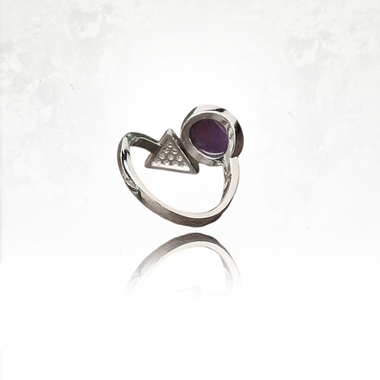 ĂlĂ©gante bague ULLUL combinant douceur du cercle et force du triangle.