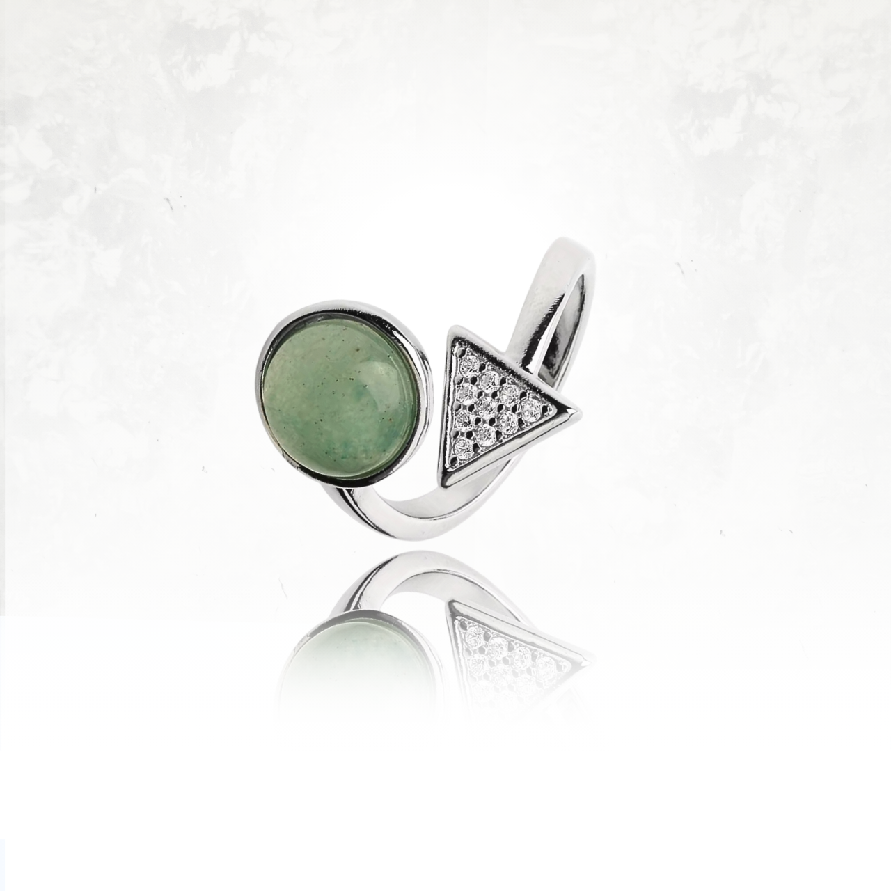 ULLUL en argent : une aventurine au centre dâun cercle opposĂ© Ă un triangle pavĂ©.