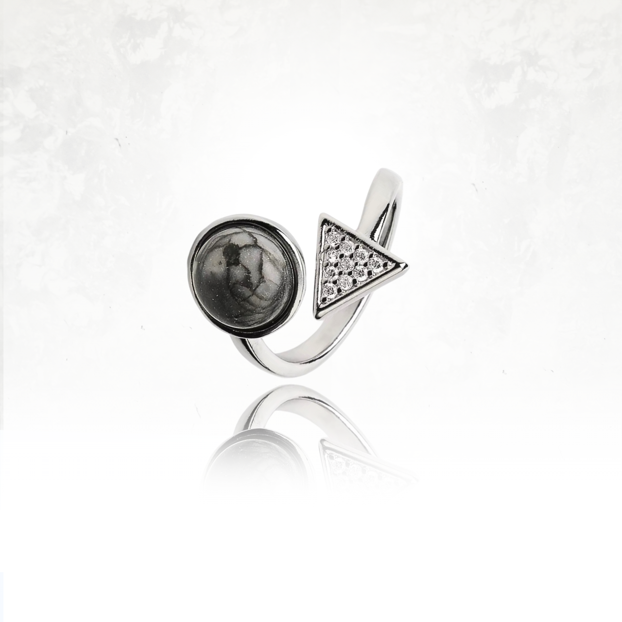 Bague artistique ULLUL jouant sur les contrastes de formes et textures.