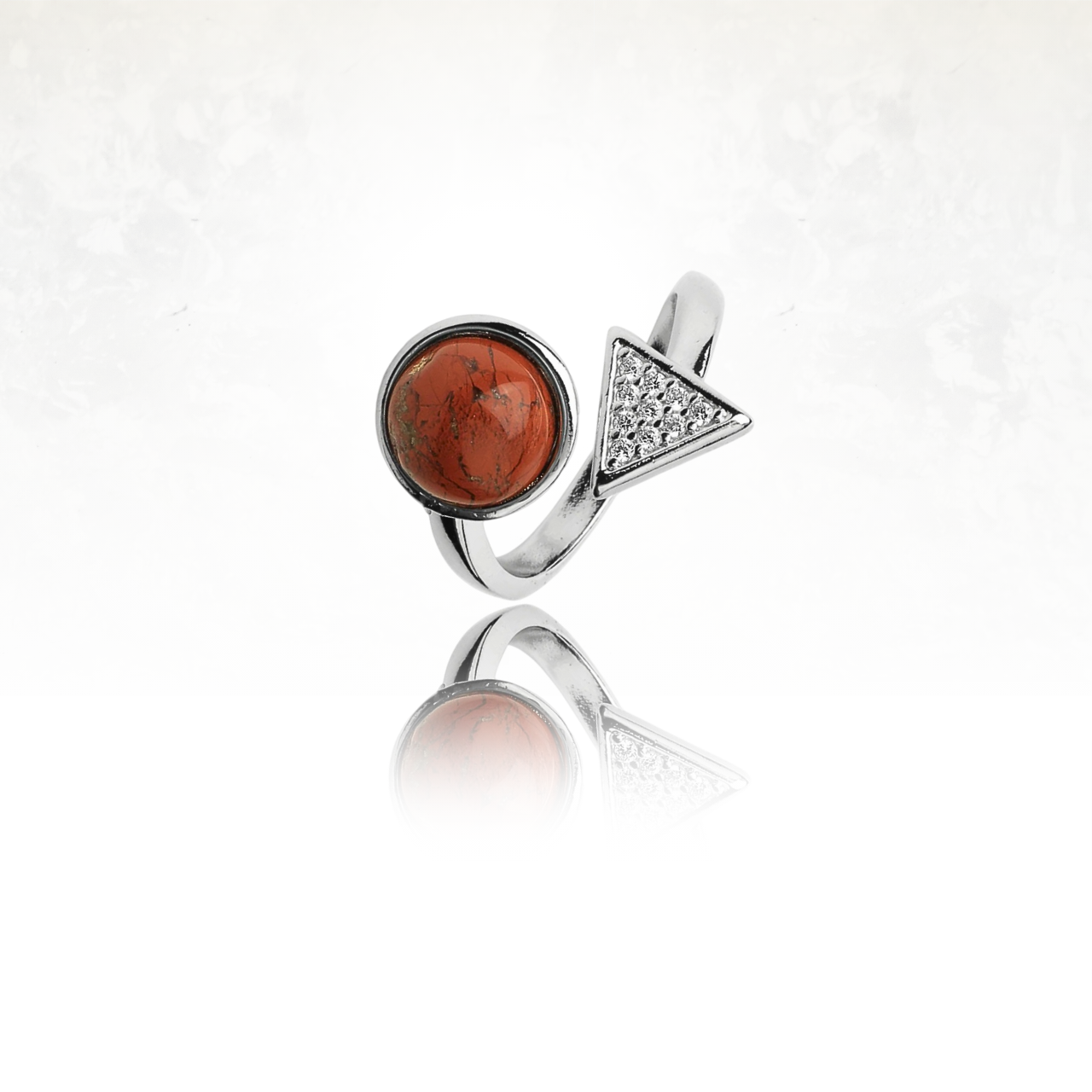 ULLUL, bague minimaliste avec touche ésotérique : jaspe rouge et triangle lumineux.