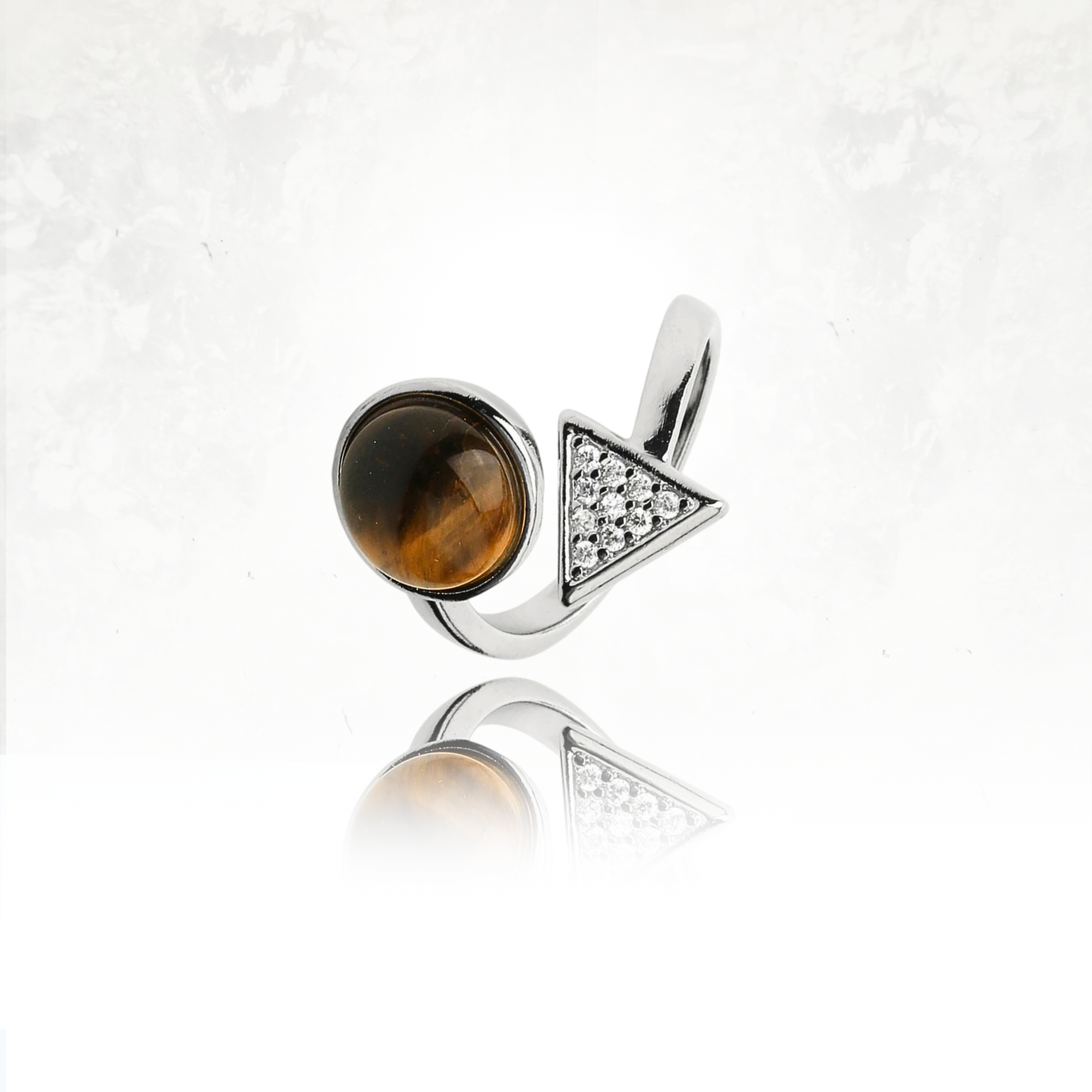 Design raffiné pour la bague ULLUL : cercle d'oeil de tigre et triangle étincelant.