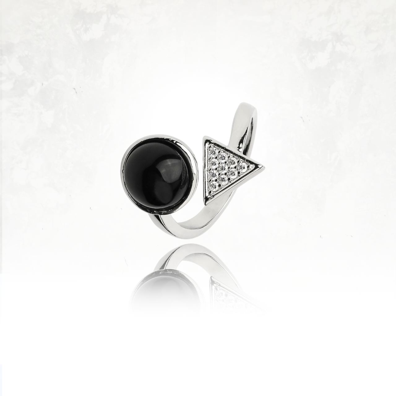 ULLUL, une bague inspirĂ©e de lâalchimie des formes sacrĂ©es.