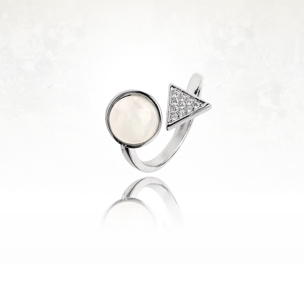 Bague ULLUL avec quartz clair ronde, associée à un triangle pavé de cristaux.