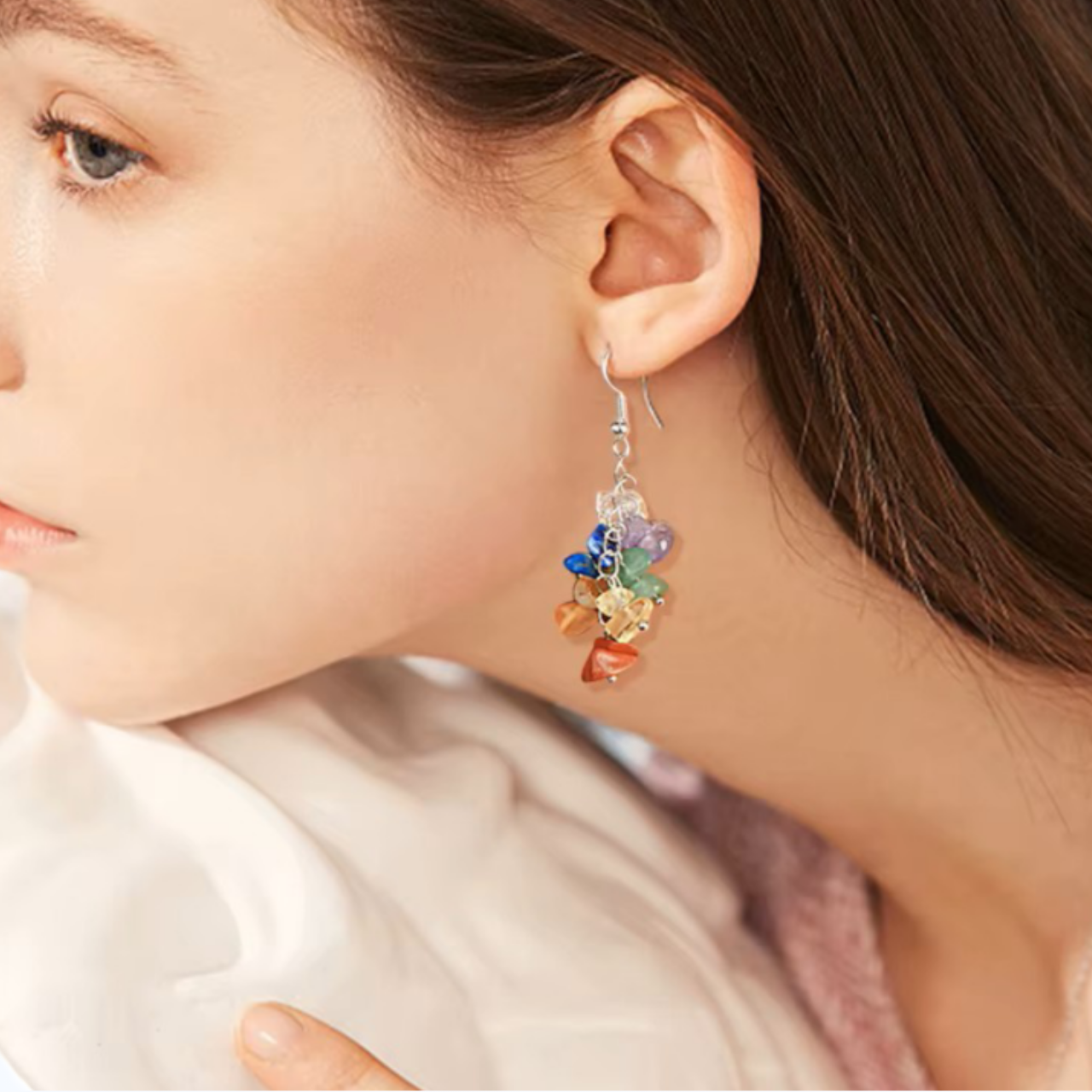 Bijoux élégants avec pierres naturelles vertes en cascade portées par un mannuequin.