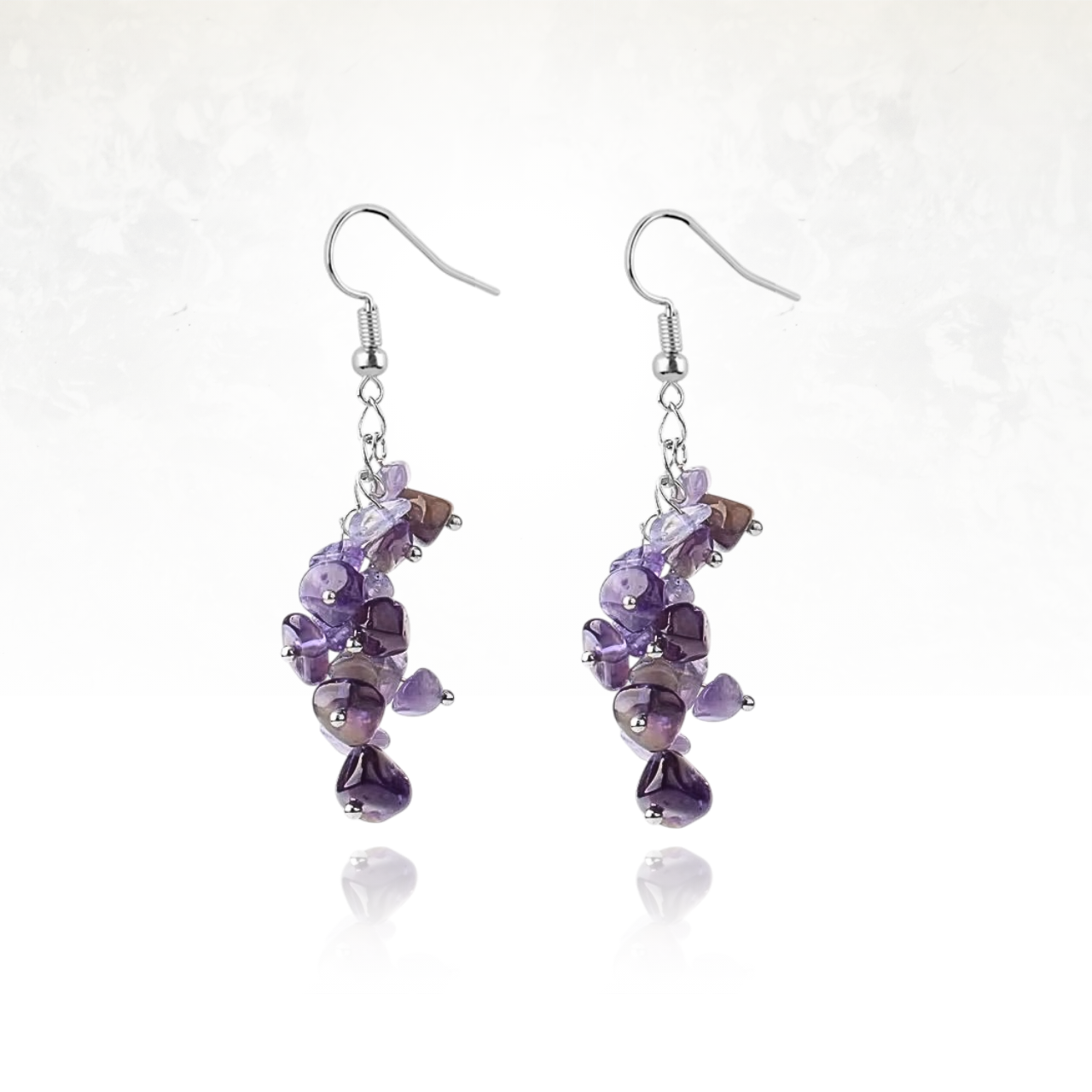 Boucles d'oreilles en pierre naturelle violette sur chaßnes argentées.