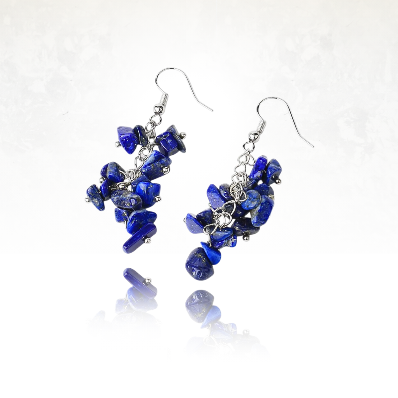 Boucles pendantes avec pierres de lapis lazuli irréguliÚres.