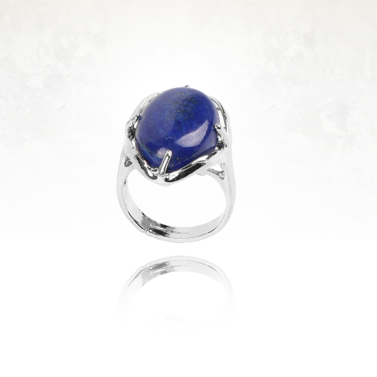 Pierre bleue foncé lumineuse montée sur une bague argentée ajourée.