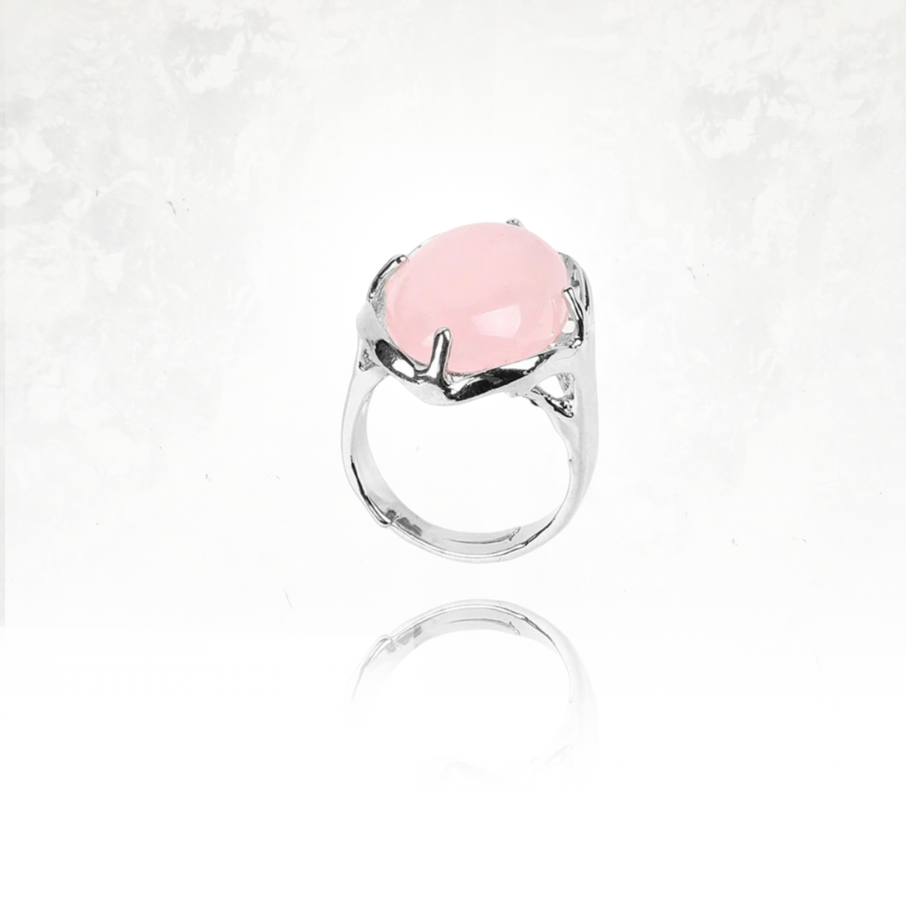 ĂlĂ©gance et nature avec la bague AMALI et sa pierre rose pale polie.