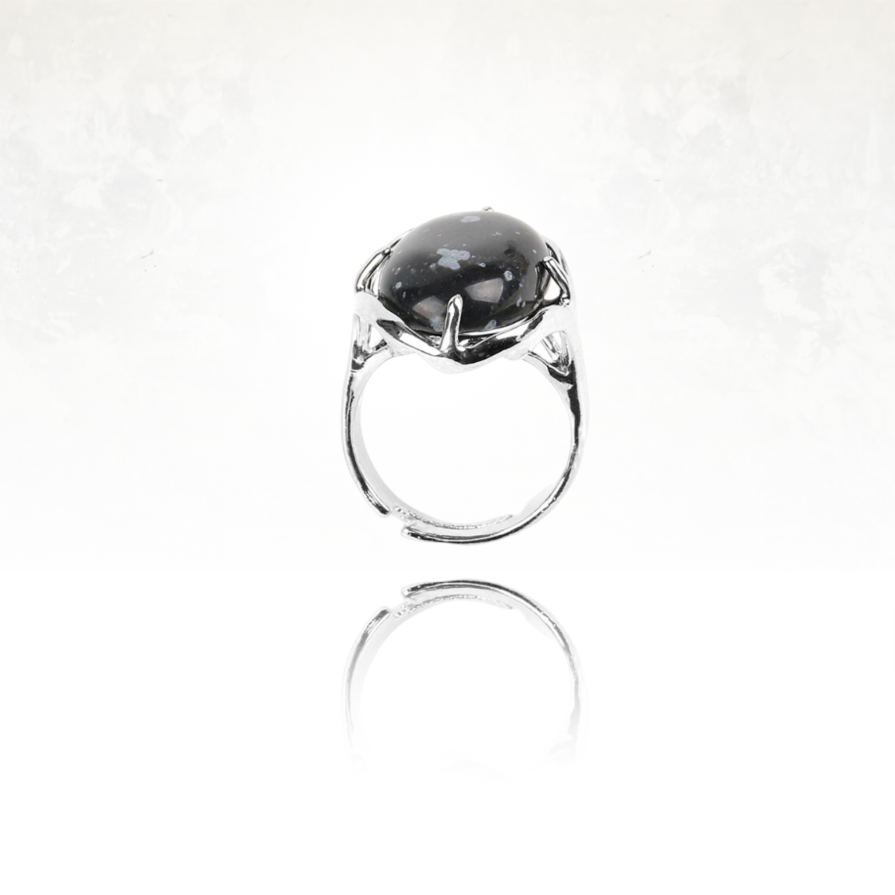 Sublime bague AMALI en pierre semi-précieuse de quartz flocon de neige, un bijou intemporel.