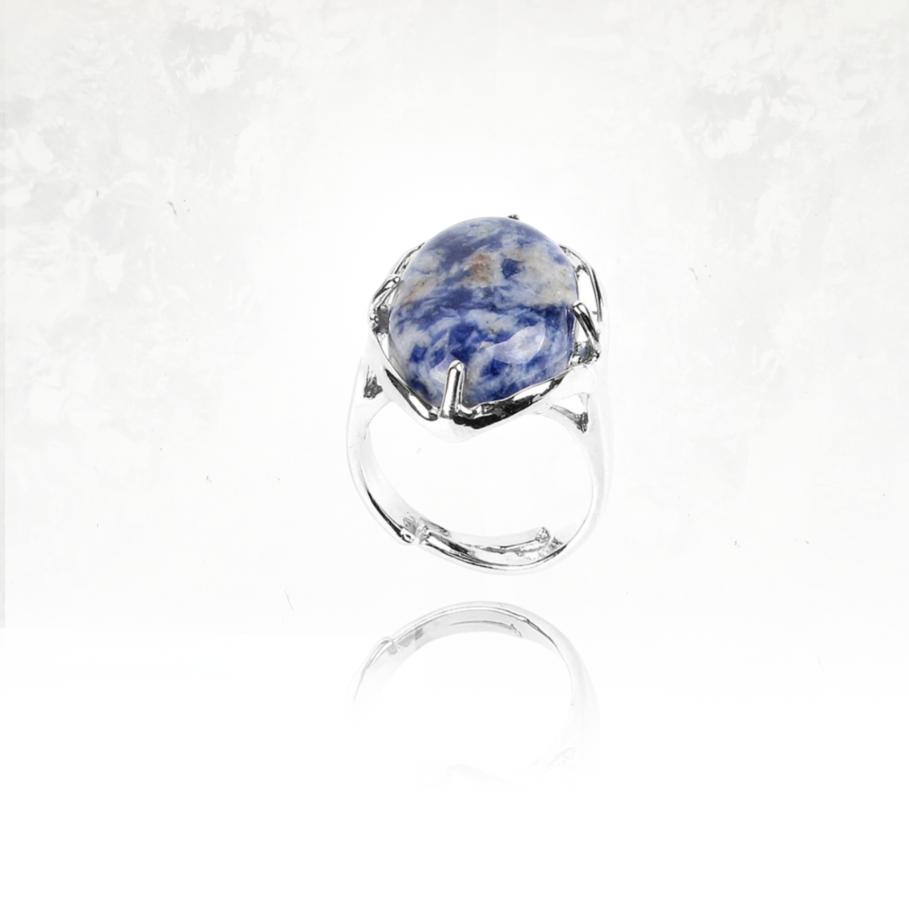 Une touche de nature avec la bague AMALI et son mélange de taches bkanches et bleues.