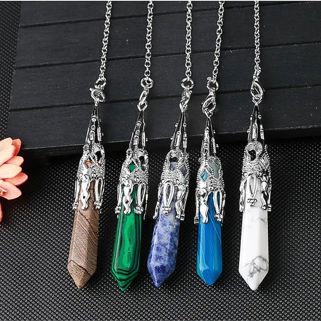 Pendules de voyance en différent cristaux et métal sculpté au style médiéval