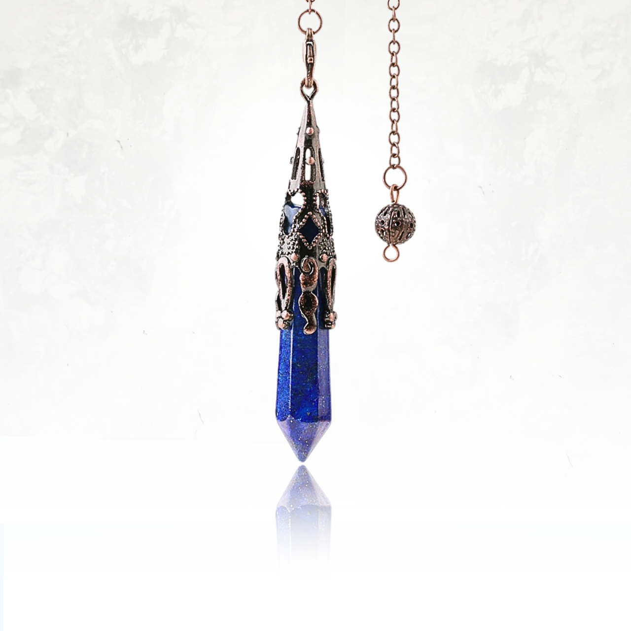 Bijou pendule en pierre naturelle de lapis lazuli avec structure en métal ciselé.