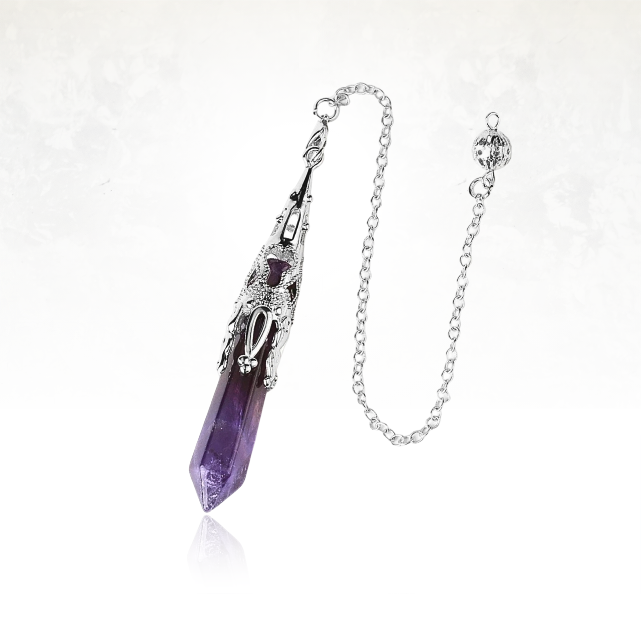 Accessoire ésotérique avec pointe en pierre naturelle et décorations en arabesque.
