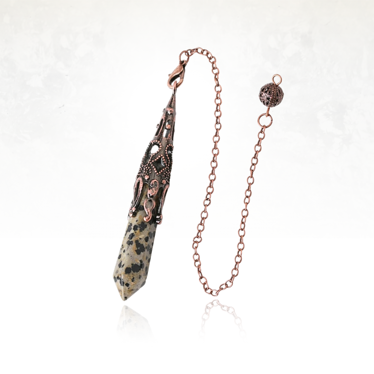 Objet divinatoire raffiné avec chaîne et breloque en cuivre vieilli et jaspe dalmatien