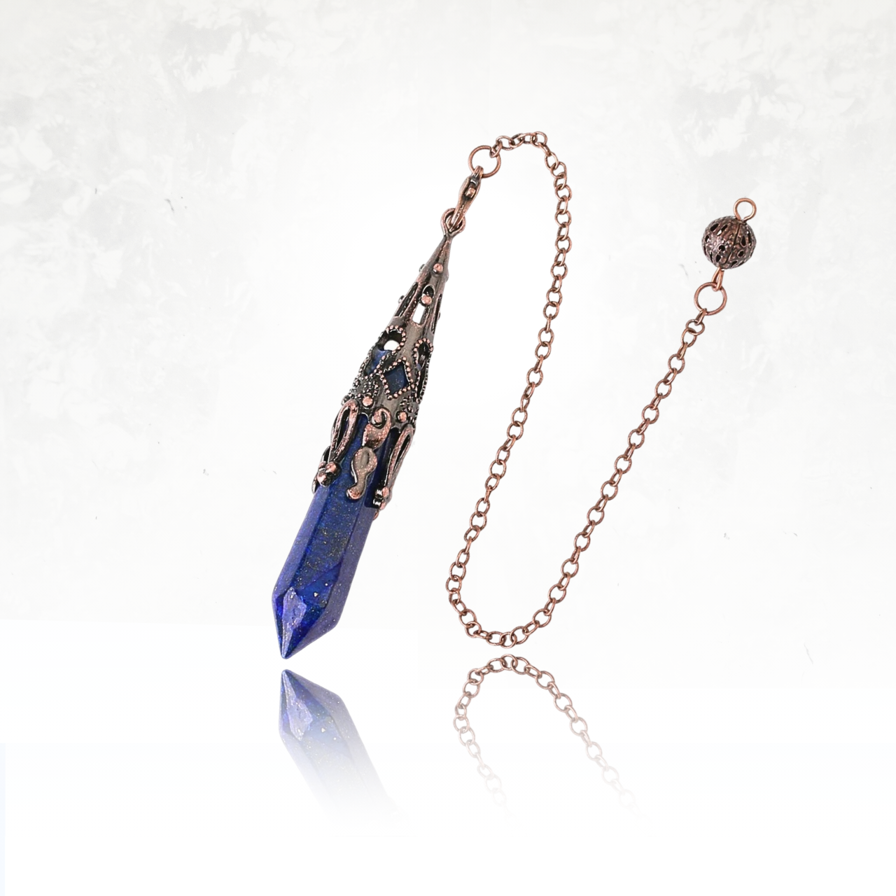 Pendule de lithothérapie en lapis lazuli et cuivre travaillé.