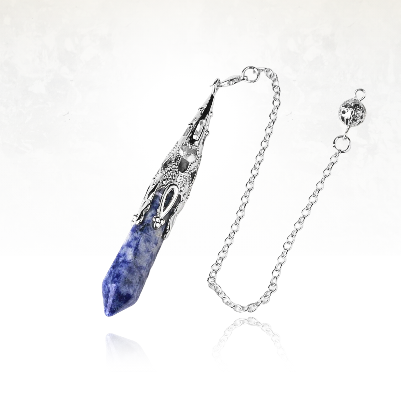 Instrument de radiesthésie en pierre naturelle bleue, conçu pour les pratiques énergétiques.