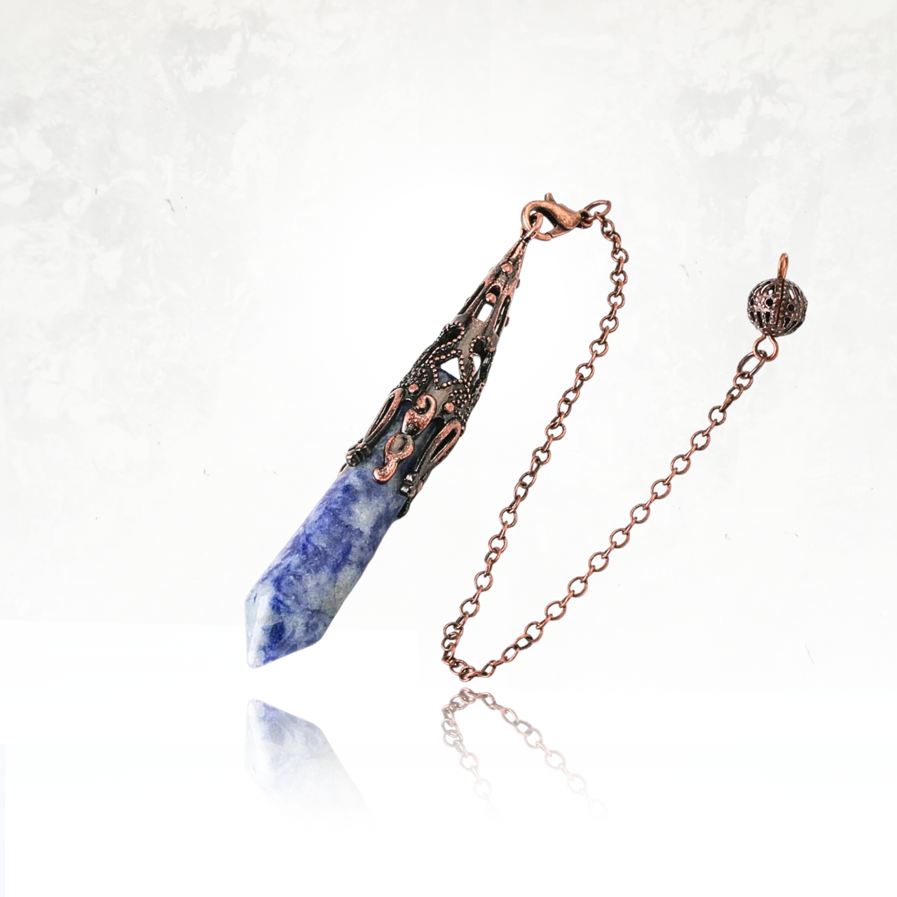 Pendule ésotérique en métal ouvragé et cristal, parfait pour la recherche vibratoire.