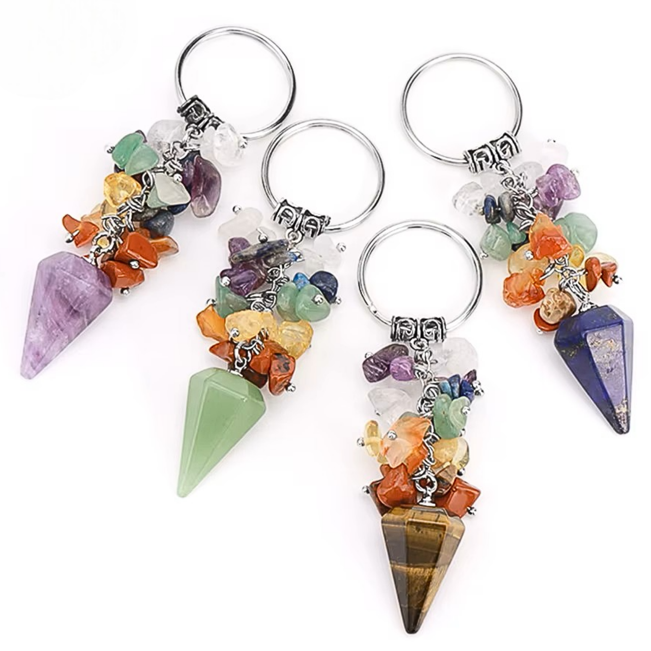 Accessoire AVENTUM composĂ© de cristaux de guĂ©rison multicolores et dâun pendentif en diffĂ©rentes pierres naturelles
